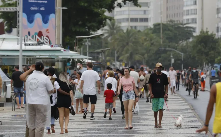 Kit Madonna, cangas e até CDs: Orla de Copacabana vira loja não oficial da cantora; veja preços