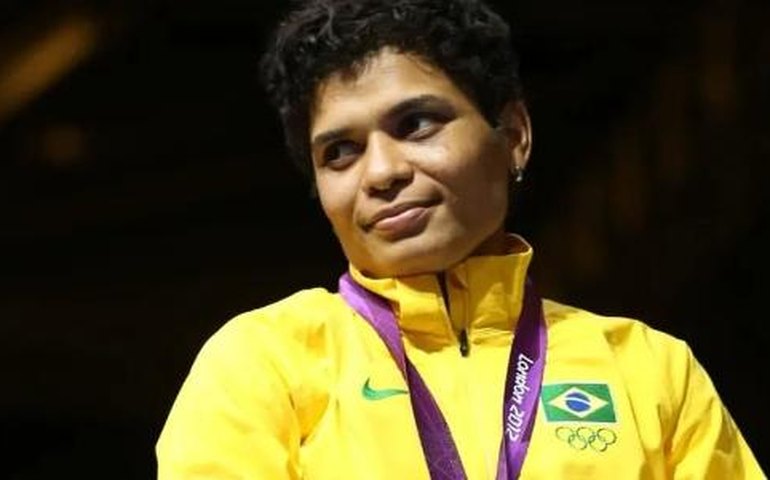 Após ser leiloada por R$ 150 mil, medalha olímpica é devolvida à pugilista Adriana Araújo