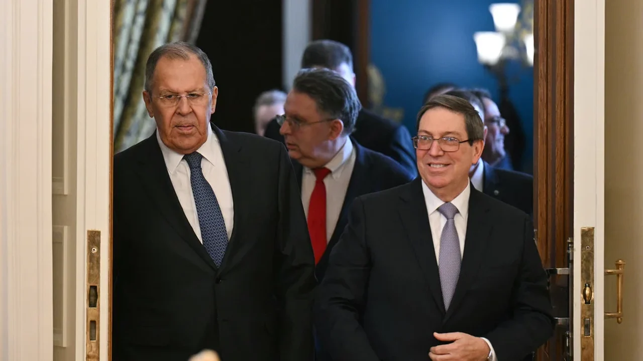 Rússia recebe o ministro das Relações Exteriores de Cuba e insta os EUA a não bloquearem Cuba