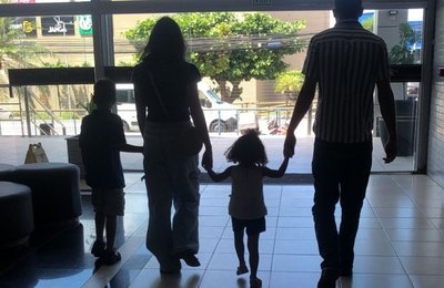 Primeira Família Acolhedora de Maceió recebe casal de irmãos