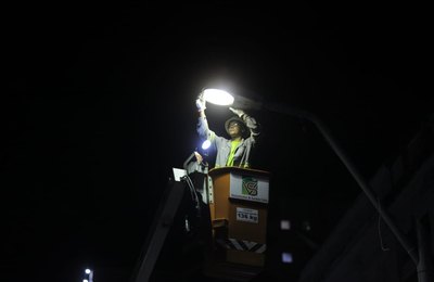 Equipes atuam no Fernão Velho para restaurar pontos de luz afetados pela chuva