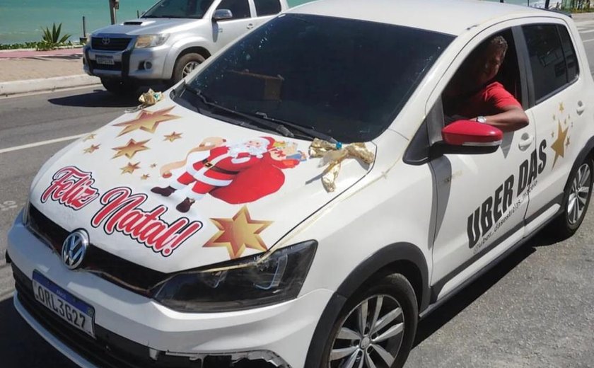 Papai Noel faz bico como motorista de aplicativo em Maceió