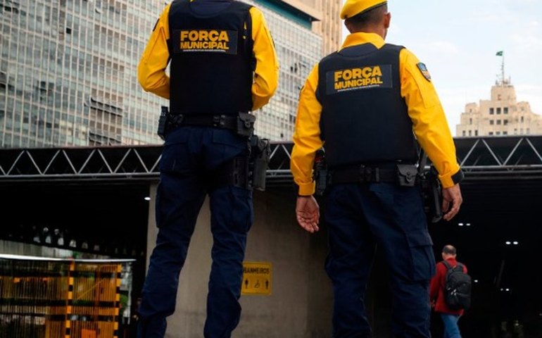 Guarda Municipal prende homem com 12 cartões JAÉ e tornozeleira eletrônica desligada no Centro do Rio