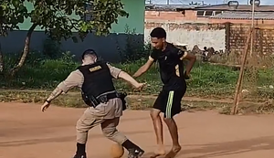 Policial jogou futebol com garotos e viralizou sendo driblado / Foto: Reprodução/Instagram