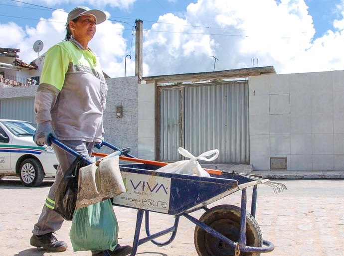 Dia do Gari: agentes de limpeza falam do amor à profissão