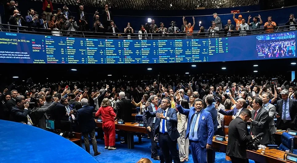 Senado aprovou por 75 votos a 1, em dois turnos, a proposta que acaba com a escala de trabalho 6x1. - Foto: Carlos Moura/Agência Senado