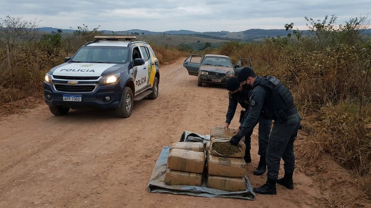 Carro com 226 kg de maconha bate durante perseguição policial no Paraná