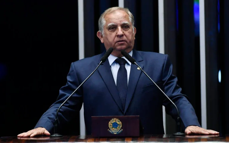 Izalci Lucas muda para partido de Bolsonaro e PL passa a ter 13 senadores