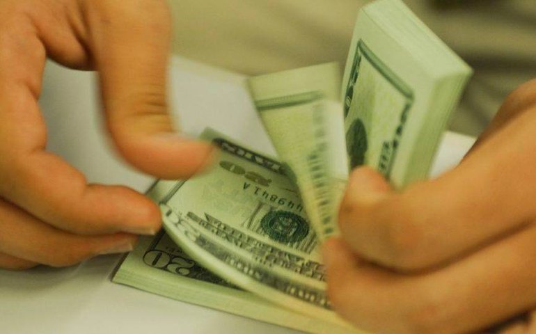 Dólar cai com aumento do apetite a risco após vacina contra covid-19 da Rússia