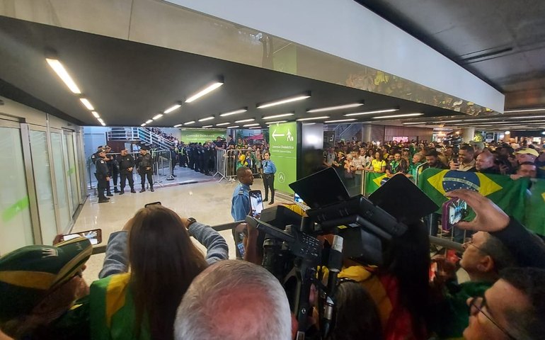 Bolsonaristas reclamam de 'bloqueio' da Polícia Militar em aeroporto de Brasília