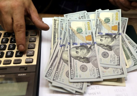 Saída de dólar supera entrada em US$ 12,878 bi no ano até dia 17 de abril, diz BC