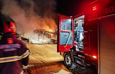 Bombeiros controlam incêndio após tombamento de caminhão em São Sebastião