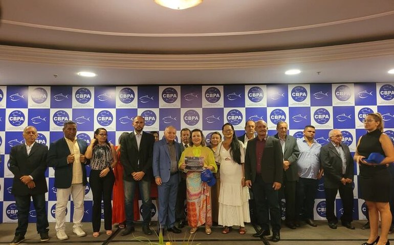 Tereza Nelma recebe homenagem da Confederação dos Trabalhadores da Pesca e Aquicultura