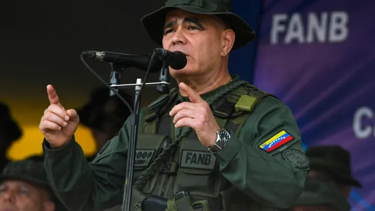 Chefe militar de Maduro, Vladimir Padrino, promete 'paz' ao fim de eleições na Venezuela