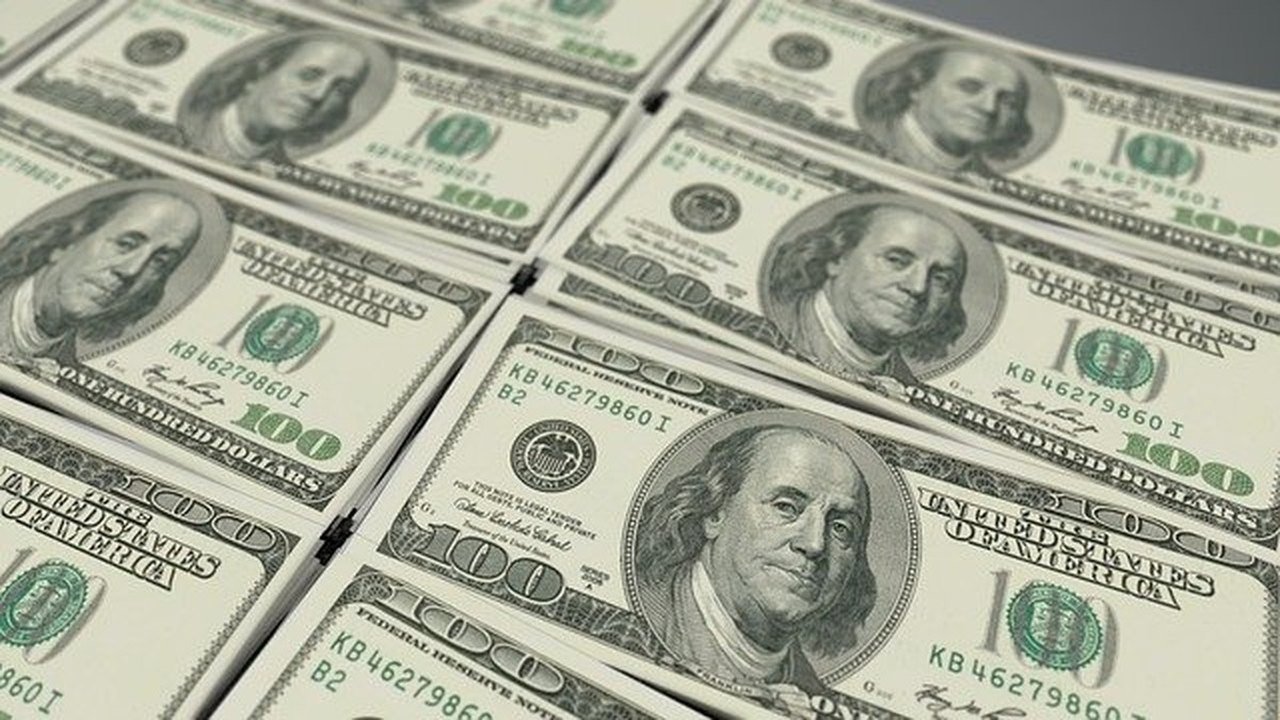 Dólar sobe com tensão por ataque russo a usina nuclear ucraniana