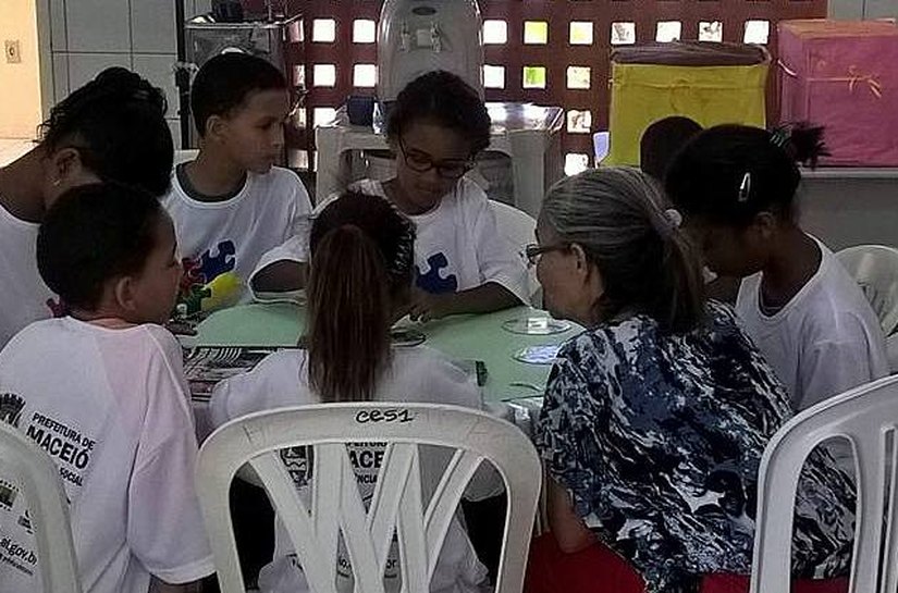 Cras comemora Dia da Família com jovens do Benedito Bentes