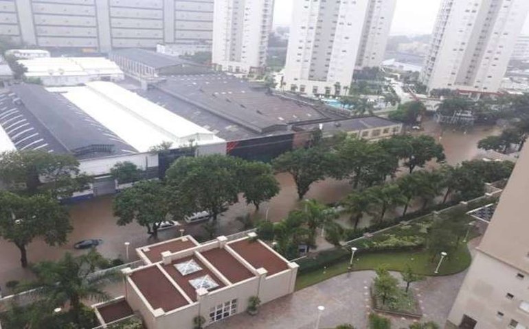 Empresas debaixo d&#8217;água em SP; só no comércio, prejuízo pode ser de R$ 110 mi