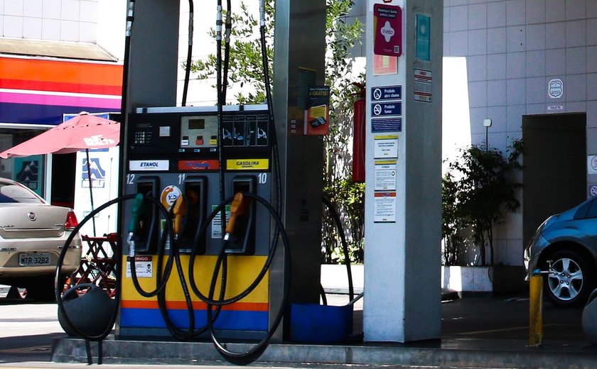 Com lei federal, governo de São Paulo reduz imposto sobre a gasolina