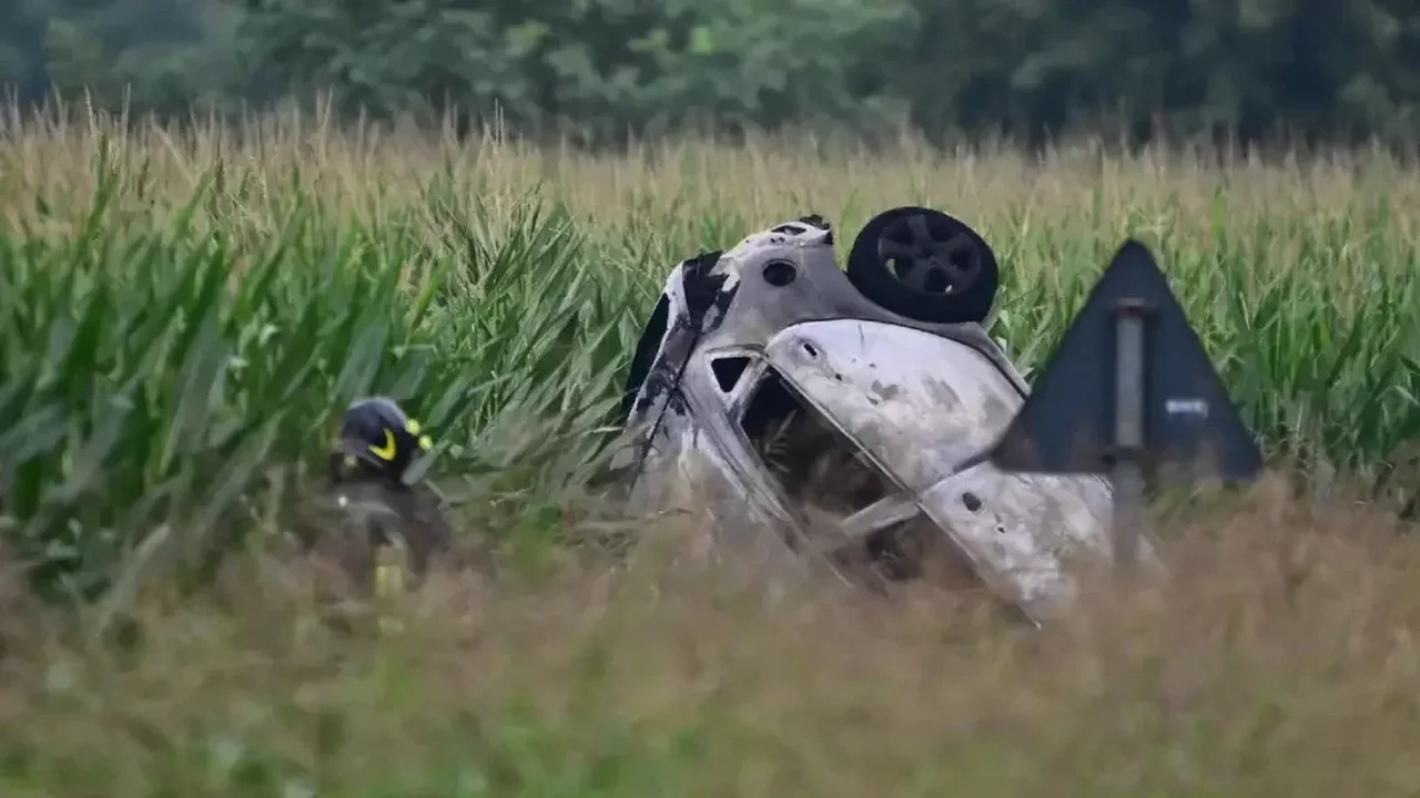 Jato militar que fazia acrobacia cai em cima de carro e mata criança de 5 anos na Itália