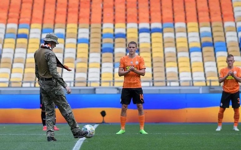 Campeonato Ucraniano volta com pontapé inicial de soldado e plano de evacuação