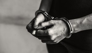 Homem é preso por cometer maus-tratos e atos libidinosos contra filho em Aracaju / Foto: Foto: Freepik/Arquivo