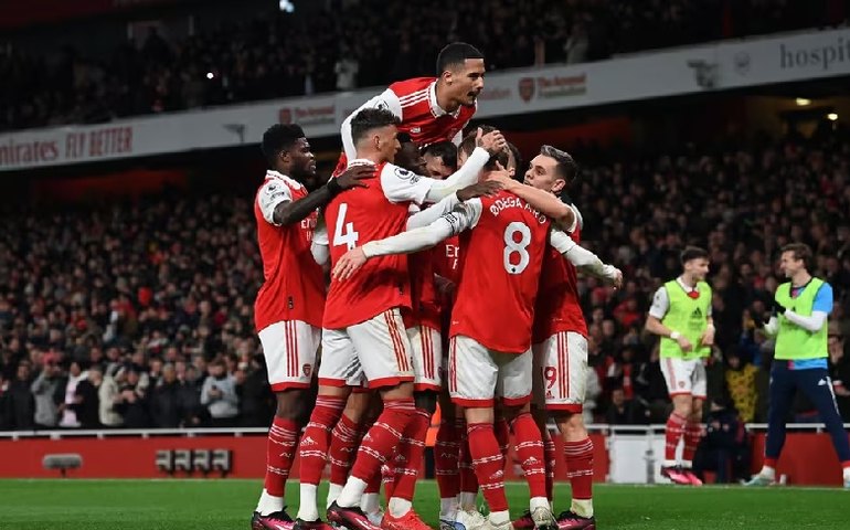 Martinelli faz 2, Arsenal ganha jogo adiado de setembro e abre 5 pontos no Inglês
