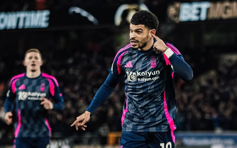 Nottingham vence a sexta partida seguida e mantém perseguição ao líder Liverpool no Inglês