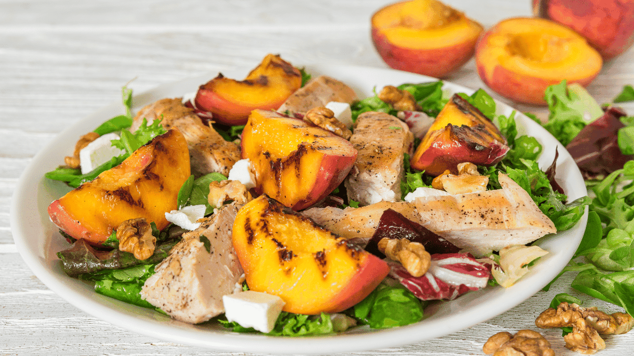 Pêssego grelhado com frango, nozes e folhas verdes: aprenda a fazer essa salada rica em proteínas para o jantar