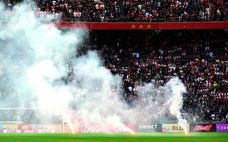 Clássico entre Ajax e Feyenoord é suspenso por arremesso de sinalizadores e vandalismo