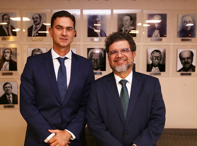 Desembargador Carlos Cavalcanti dialoga com representante do setor da construção civil