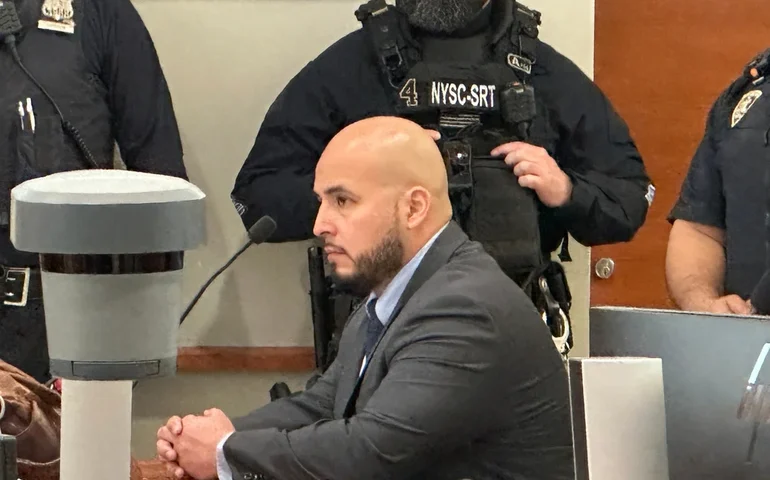 Ex-policial do Departamento de Polícia de Nova York é condenado a 3 a 9 anos de prisão por arremessar um cooler que causou acidente fatal