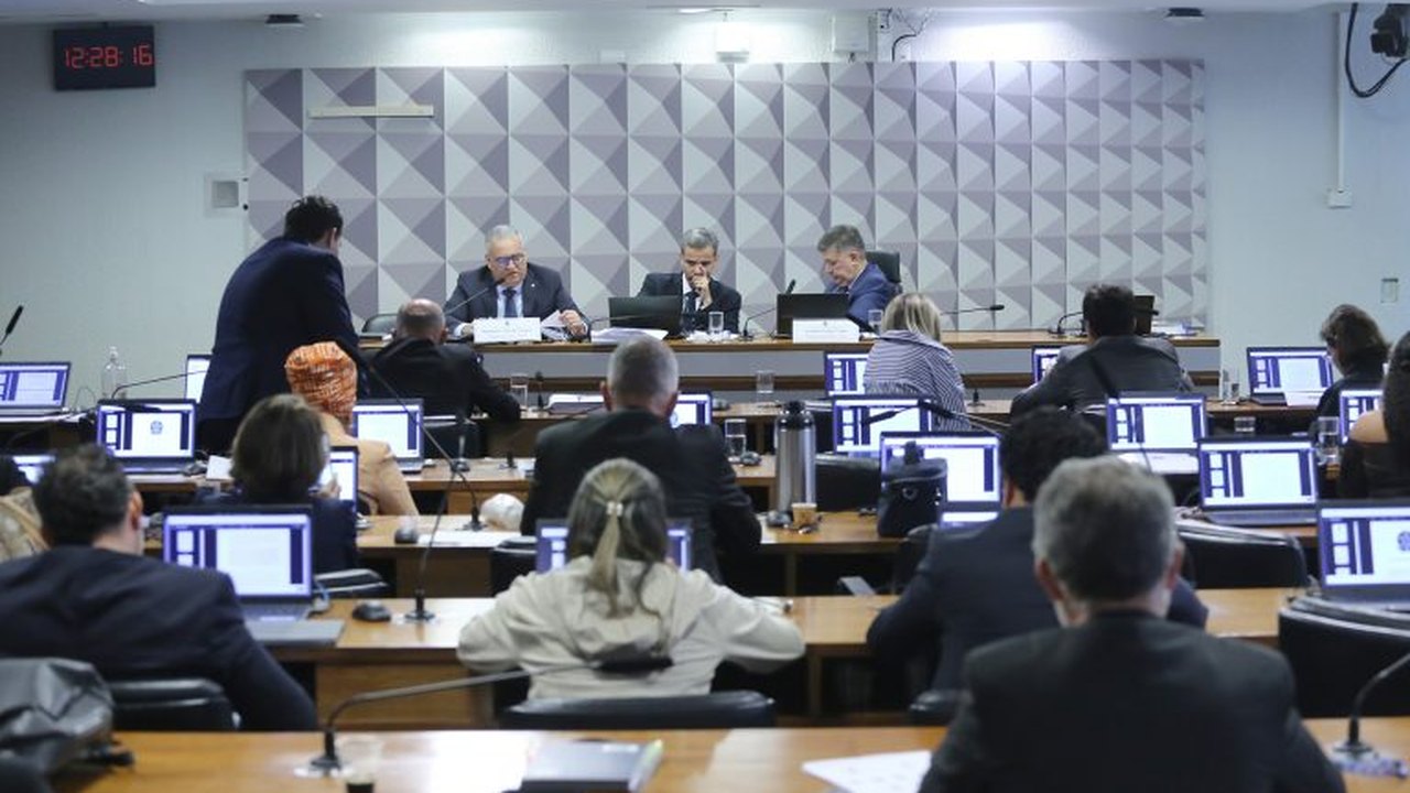 Projeto extingue margem de cartão de crédito em empréstimo consignado do INSS