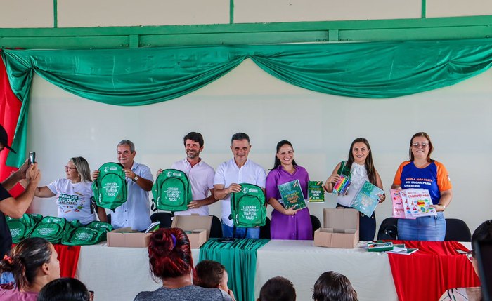 Prefeitura doa material escolar e fardamentos para alunos da rede pública