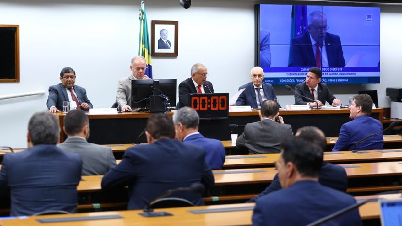 Debatedores defendem apoio para a fabricação nacional de baterias de lítio usadas por carros elétricos