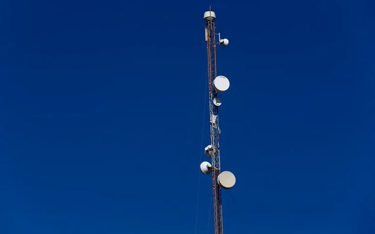 Operadoras erguem torre de telefonia em ilha remota, na região de Belém, como legado da COP