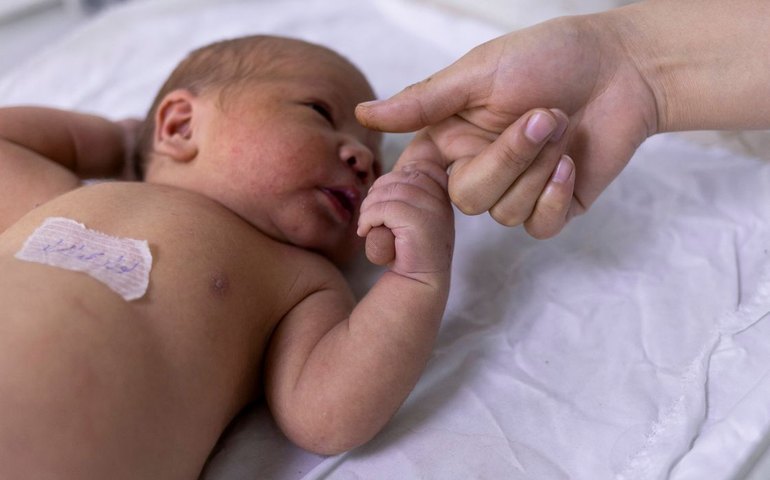 Nascimento no Brasil registra menor número desde 1977, aponta IBGE