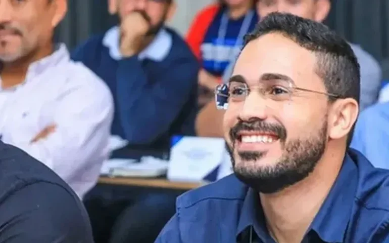 Corretor morto no sábado teria sido o mesmo que se envolveu em confusão onde homem subiu no capô do carro em agosto passado para agredi-lo com a ex