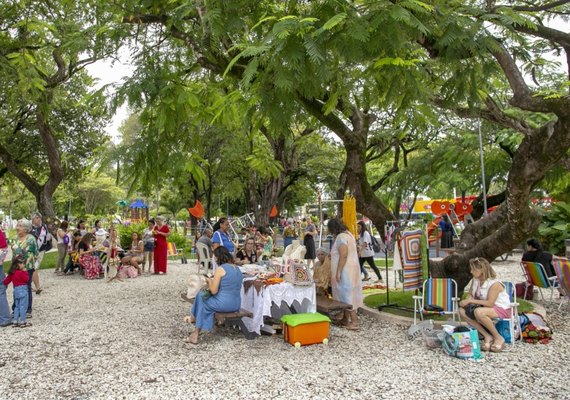 Economia Solidária promove Dia Mundial do Crochê na Praça Centenário