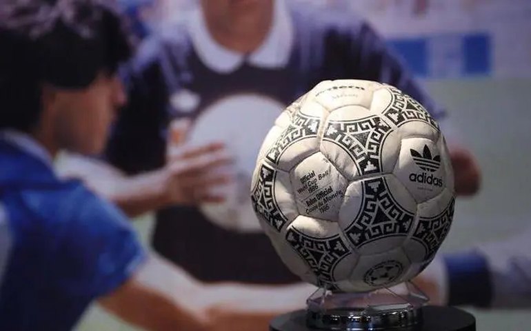 Bola da “mão de Deus” de Maradona é leiloada por R$ 12,8 milhões em Londres