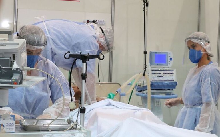 Brasil registra 2º maior número de casos de covid em 24h; média móvel é recorde