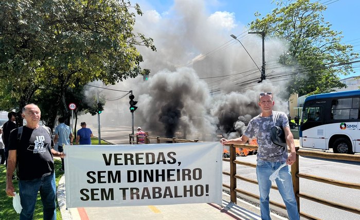 Profissionais em greve queimam pneus e bloqueiam parte da Fernandes Lima