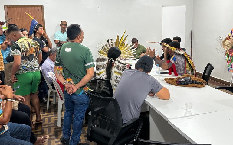 Após protesto, Prefeitura de Palmeira se reúne com indígenas, mas ausência de Luísa Duarte gera frustração; áudio