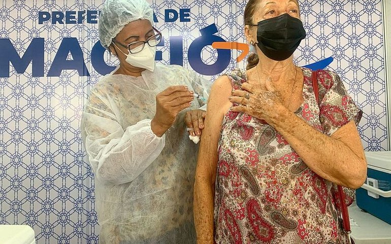 Maceió começa a aplicar a 4ª dose para idosos a partir dos 60 anos