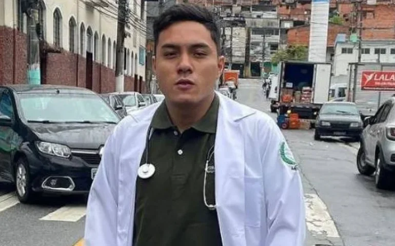 Universidade concede diploma a estudante de medicina morto por policial militar