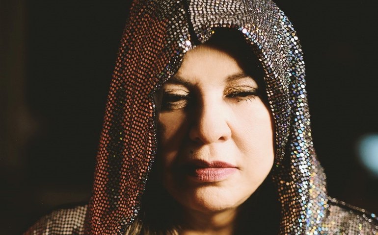 Roberta Miranda apresenta o clipe de “Perigosa e Linda”