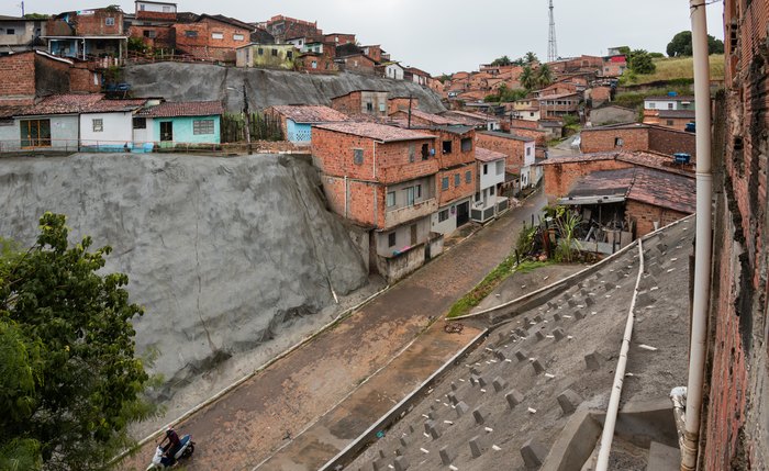 Somente na Grota do Canal 5, foram três proteções e uma contenção de encostas Somente na Grota do Canal 5, foram três proteções e uma contenção de encostas