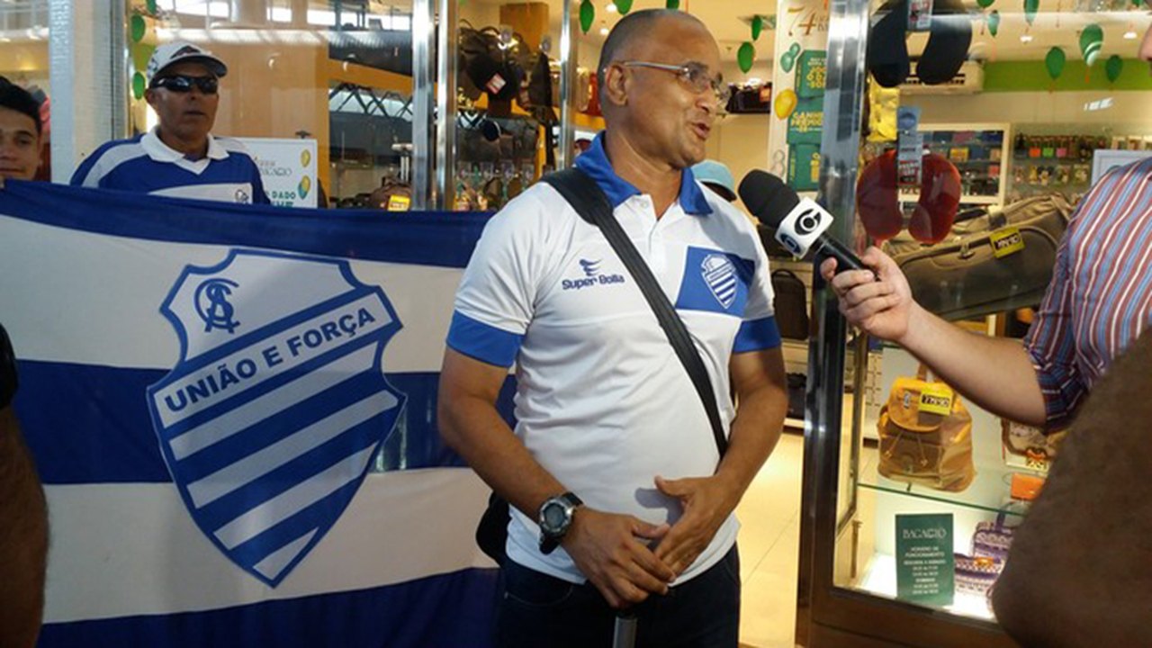 CSA confirma renovação com técnico Oliveira Canindé e quatro jogadores
