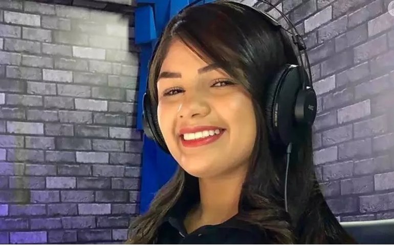 Cantora Vivi Araújo morre em acidente de carro aos 22 anos