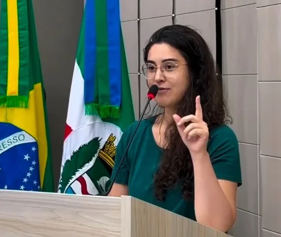 Teca Nelma ironiza título a Flávio Bolsonaro e sugere que JHC o homenageie como “cidadão Master”