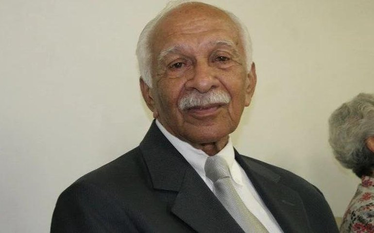 Prefeito Luciano Barbosa decreta luto oficial de três dias em virtude do falecimento do professor Moacir Teófilo